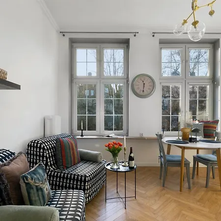 Elite Eclectic Old Town Apartment *
